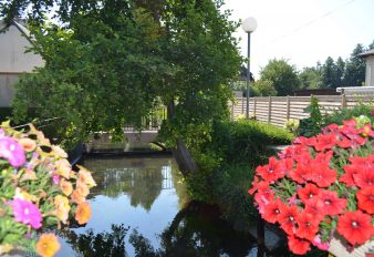 VUE CALONNE D’UN PONT FLEURI