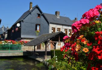 LAVOIR ET PASSERELLE FLEURIE