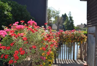 PASSERELLE FLEURIE DERRIERE MAIRIE