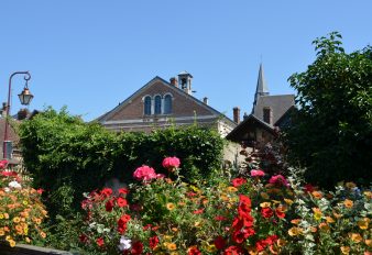 VUE FLEURIE DERRIERE LA MAIRIE