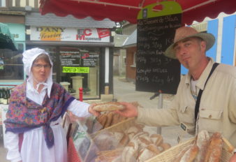 MARCHE CAMPAGNARD – Normande en habit traditionnel