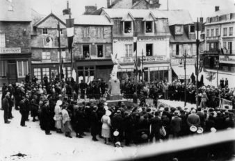 CORMEILLES AUTREFOIS Cérémonie Monument pl de g.